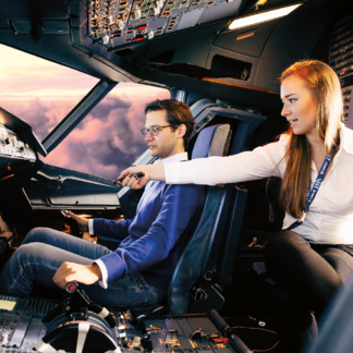 Unterstützung durch Instruktorin im Cockpit